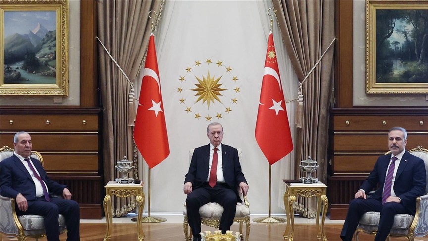 الشيخ يلتقي الرئيس التركي. (تصوير الأناضول)